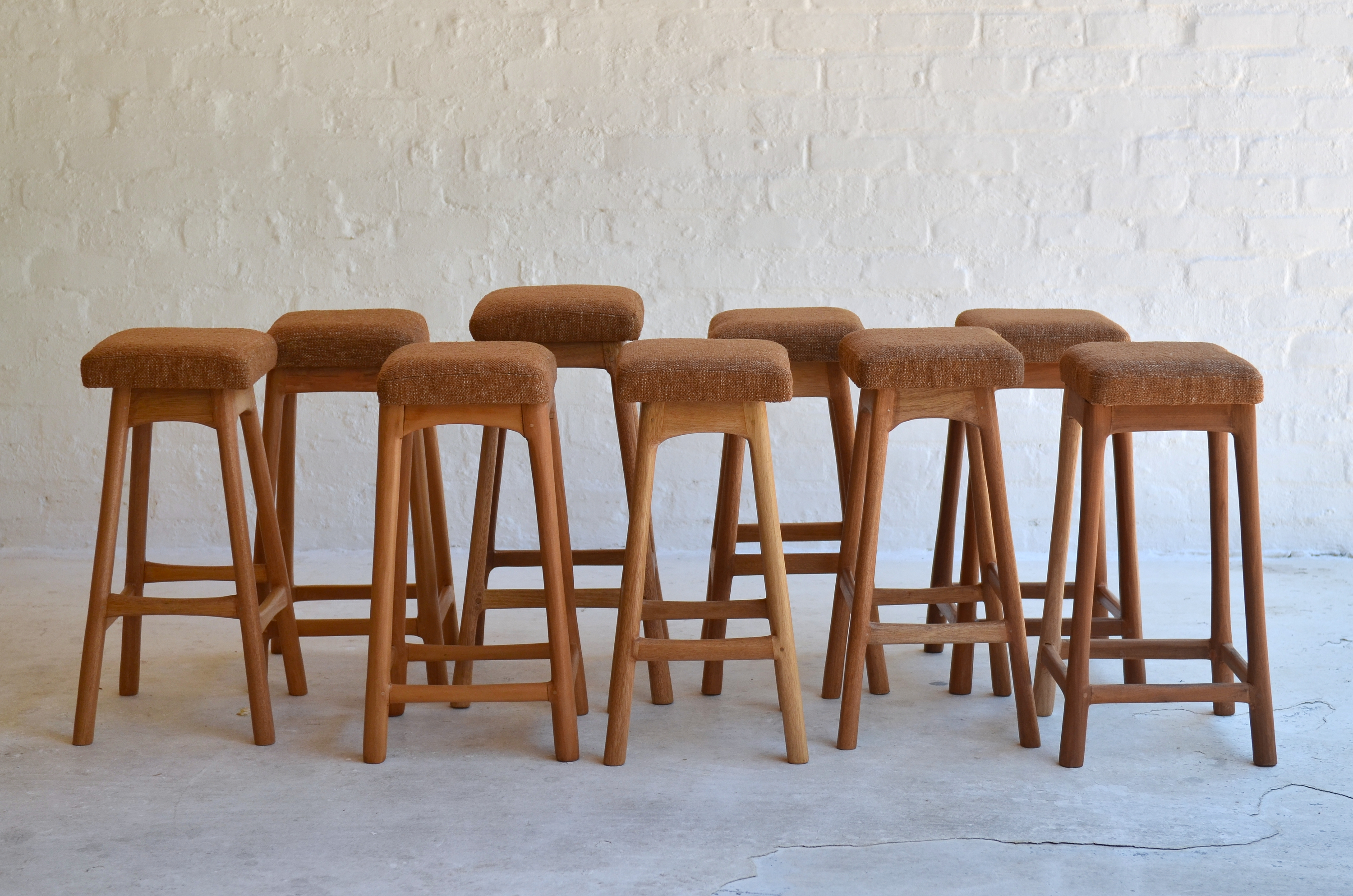 011B Wooden bar stool with cinnamon seat