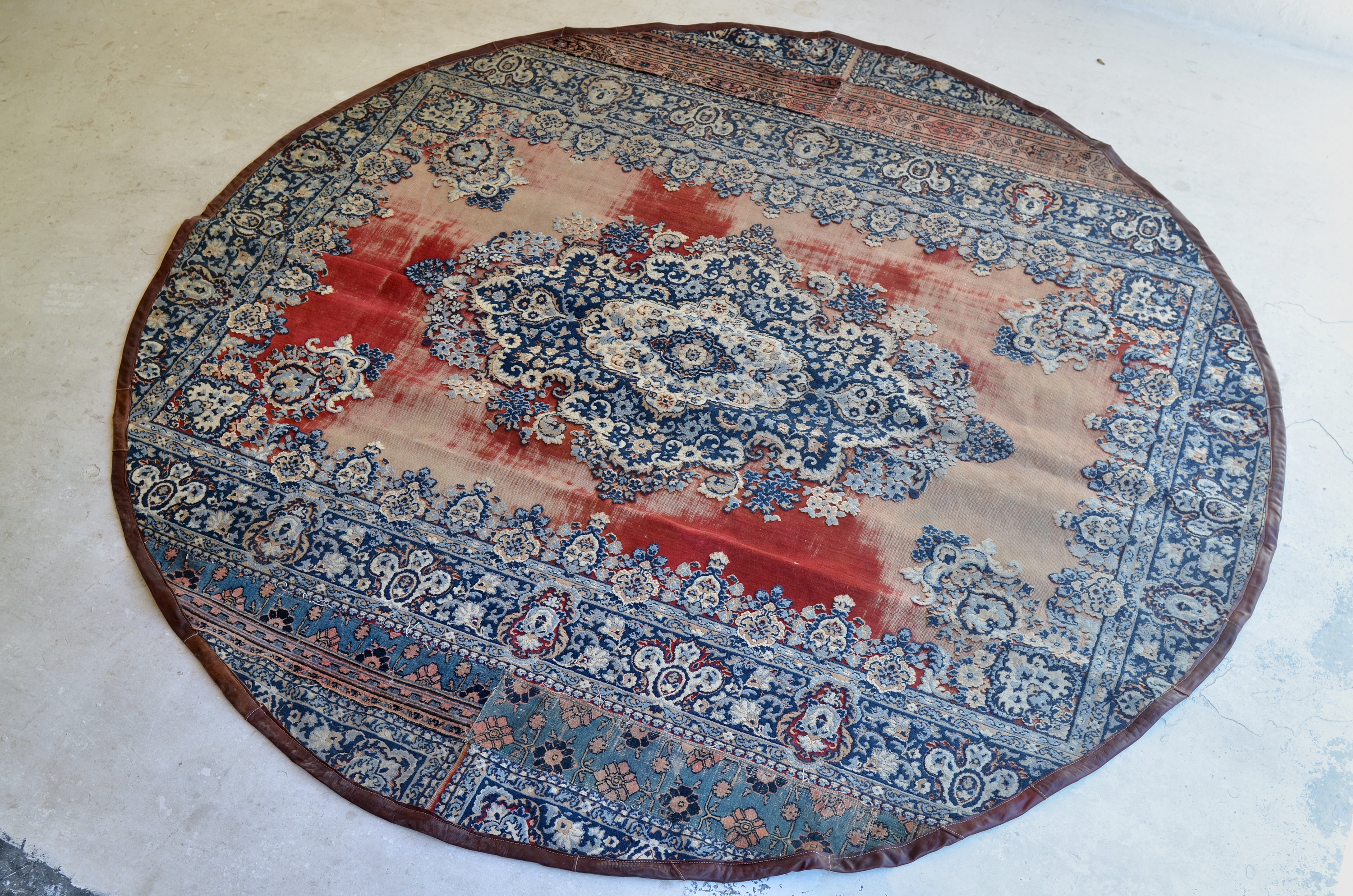 049 Round Blue Carpet